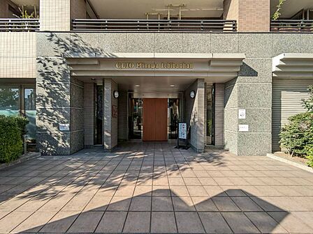 上質感漂う玄関アプローチです。