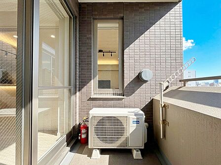 朝の澄んだ空気や、夕方に吹く清々しい風を感じられるバルコニー。