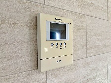 誰が来てもわかる様にモニター付きインターホンを設置。