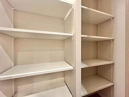 家電やスーツケース、ストック品など何でも片付く嬉しい空間です。