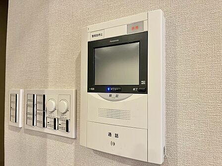 誰が来てもわかる様にモニター付きインターホンを設置。