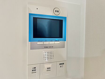誰が来てもわかる様にモニター付きインターホンを設置。