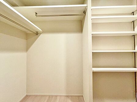 収納スペースが付いていて、お部屋を広く使っていただけます。