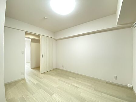清かで艶やかな時間をもたらしてくれる室内です。
