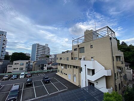 陽当たり・通風・開放感に恵まれた環境です。