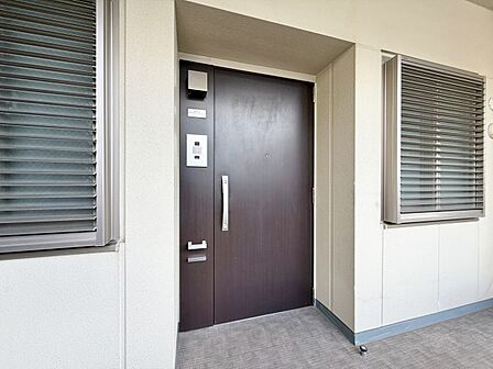 清潔感のある落ち着いた雰囲気の玄関です。