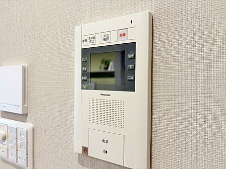 誰が来てもわかる様にモニター付きインターホンを設置。