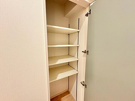 家電やスーツケース、ストック品など何でも片付く嬉しい空間です。
