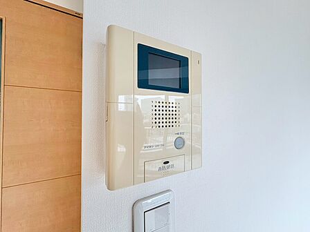 誰が来てもわかる様にモニター付きインターホンを設置。