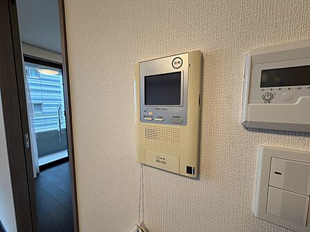 誰が来てもわかる様にモニター付きインターホンを設置。