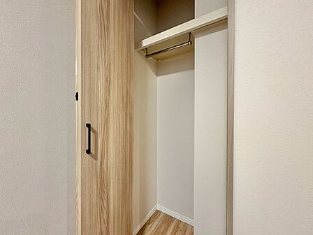家電やスーツケース、ストック品など何でも片付く嬉しい空間です。