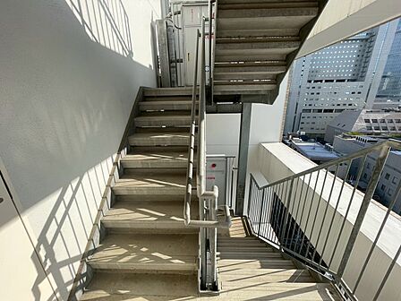 共用部の階段です。明るく清潔に管理されています。