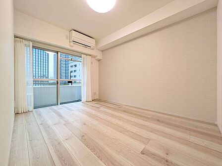 清かで艶やかな時間をもたらしてくれる室内です。