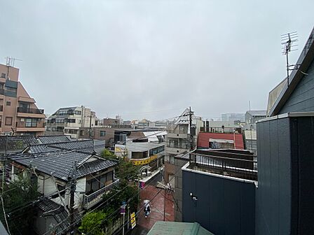 陽当たり・通風・開放感に恵まれた環境です。