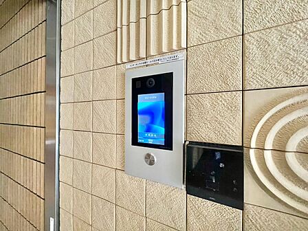 誰が来てもわかる様にモニター付きインターホンを設置。