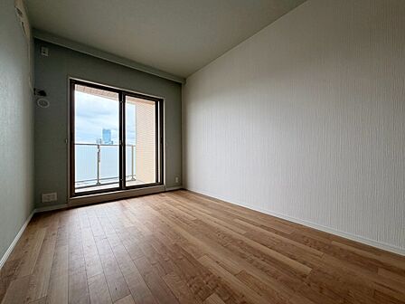 清かで艶やかな時間をもたらしてくれる室内です。