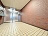 エントランス：綺麗に整備されており、行き届いた管理体制をうかがわせます。