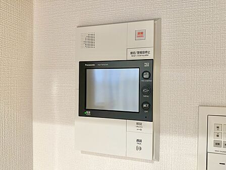 誰が来てもわかる様にモニター付きインターホンを設置。