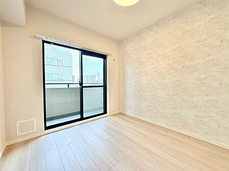 清かで艶やかな時間をもたらしてくれる室内です。