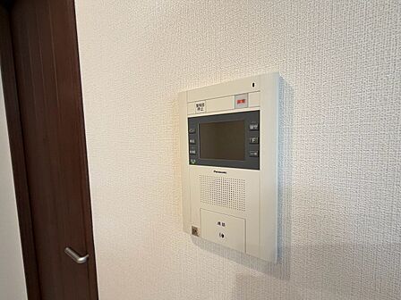 誰が来てもわかる様にモニター付きインターホンを設置。