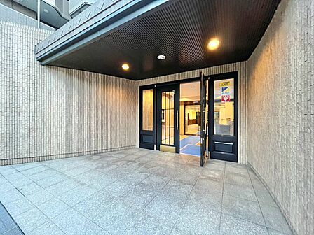 上質感漂う玄関アプローチです。