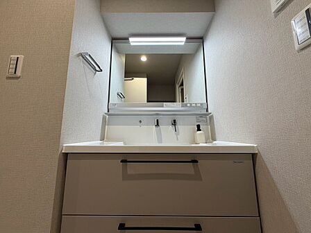 清潔感を感じられる洗面化粧台。