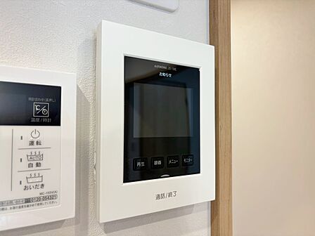 誰が来てもわかる様にモニター付きインターホンを設置。