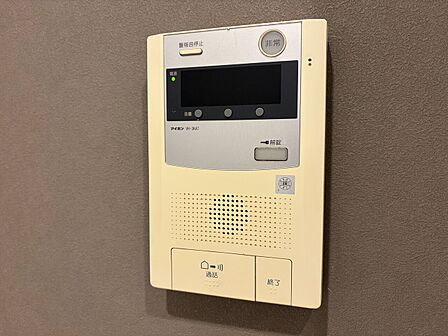 誰が来てもわかる様にモニター付きインターホンを設置。