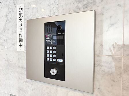 誰が来てもわかる様にモニター付きインターホンを設置。