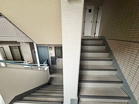 共用部の階段です。明るく清潔に管理されています。
