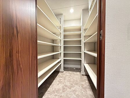 収納スペースが付いていて、お部屋を広く使っていただけます。