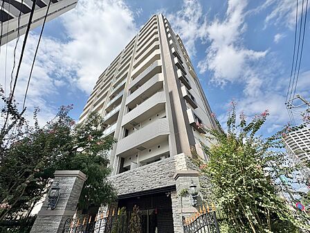 飽きの来ないシンプルでモダンな外観です。緑と調和しとてもお洒落です。