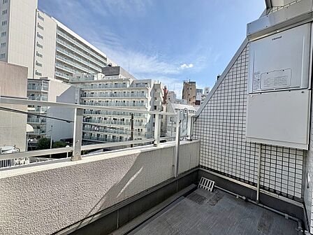 朝の澄んだ空気や、夕方に吹く清々しい風を感じられるバルコニー。