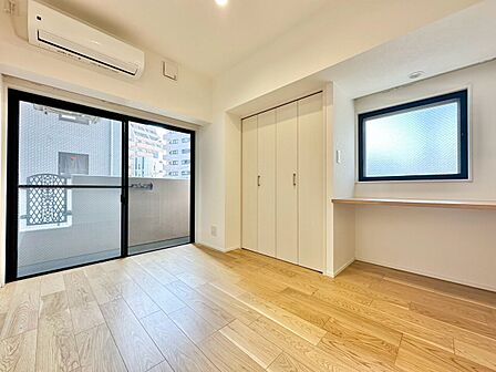 清かで艶やかな時間をもたらしてくれる室内です。