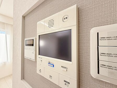 誰が来てもわかる様にモニター付きインターホンを設置。