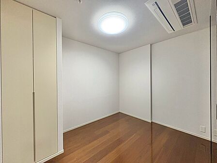 清かで艶やかな時間をもたらしてくれる室内です。