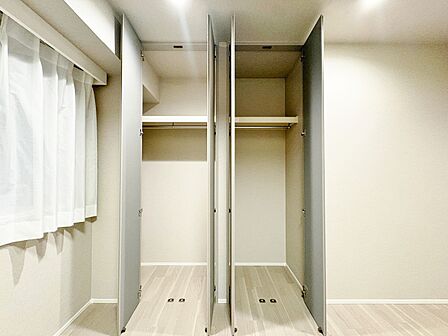 家電やスーツケース、ストック品など何でも片付く嬉しい空間です。