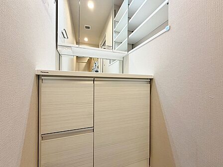 清潔感を感じられる洗面化粧台。