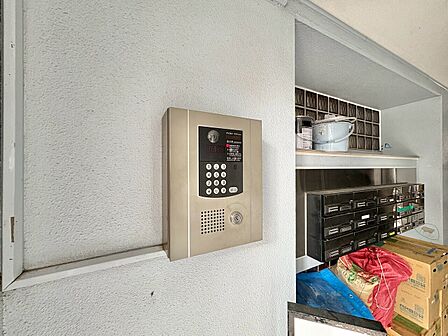 誰が来てもわかる様にモニター付きインターホンを設置。