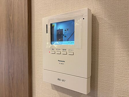 誰が来てもわかる様にモニター付きインターホンを設置。