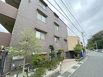 外観：【階下なし×1階角】ペット可／33平米超バルコニーの開放感／南西向きで明るい住戸