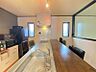 キッチン：フラットカウンターのキッチンは開放感があり、動線が良く掃除もしやすい使い勝手も良く会話が弾みます♪