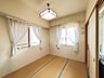 室内：リビング横の和室は、お子さまの遊び場や来客時の客間としても便利♪家族のコミュニケーションが自然と深まる空間です！【※一部CG加工により残置物を除去しています。】