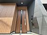 玄関：◆施工例◆　木目調の縦格子デザインが目を引く、スタイリッシュな玄関ドア♪間接照明がやさしく照らし、訪れる人を温かく迎え入れてくれます！