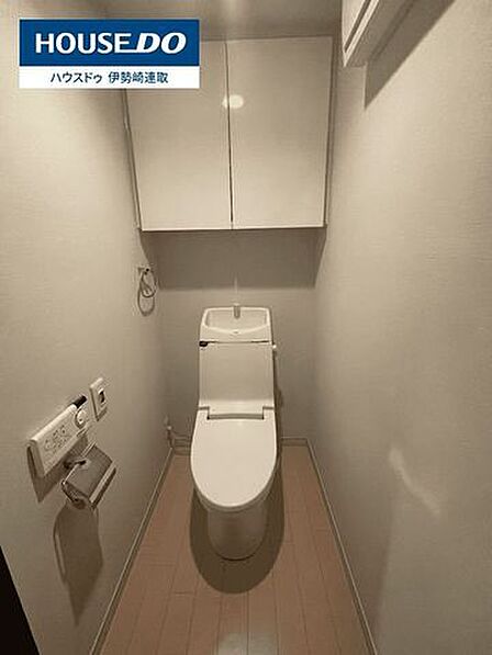 温水洗浄便座付きでいつでも快適に使える清潔感あふれるトイレ。上部にはペーパーや掃除用品をすっきり収められる収納棚を設置。空間を広く見せるスッキリとしたデザインも魅力です。