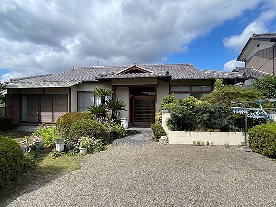 緑多めの庭が目...