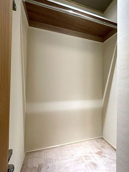 【洋室のクローゼット(2)】ハンガーパイプと枕棚を備えた収納力のあるクローゼット。衣類やバッグ、季節用品などを整理しやすく、お部屋をすっきりお使いいただけます。
