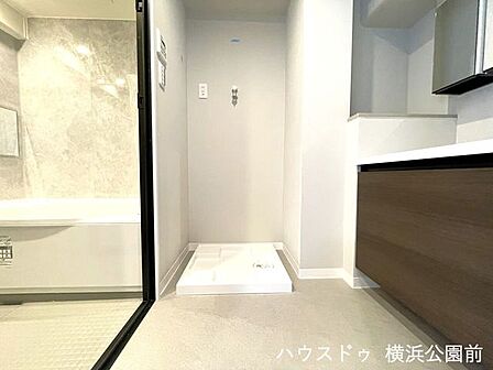 洗面所に洗濯機置き場がございます。