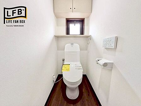 窓からの自然換気でいつでも爽やかに保ちやすく、上部にはトイレットペーパーなどを隠してしまえる吊戸棚も付いています