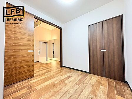 こちらは5.1帖の洋室です。全居室に収納スペースあります!